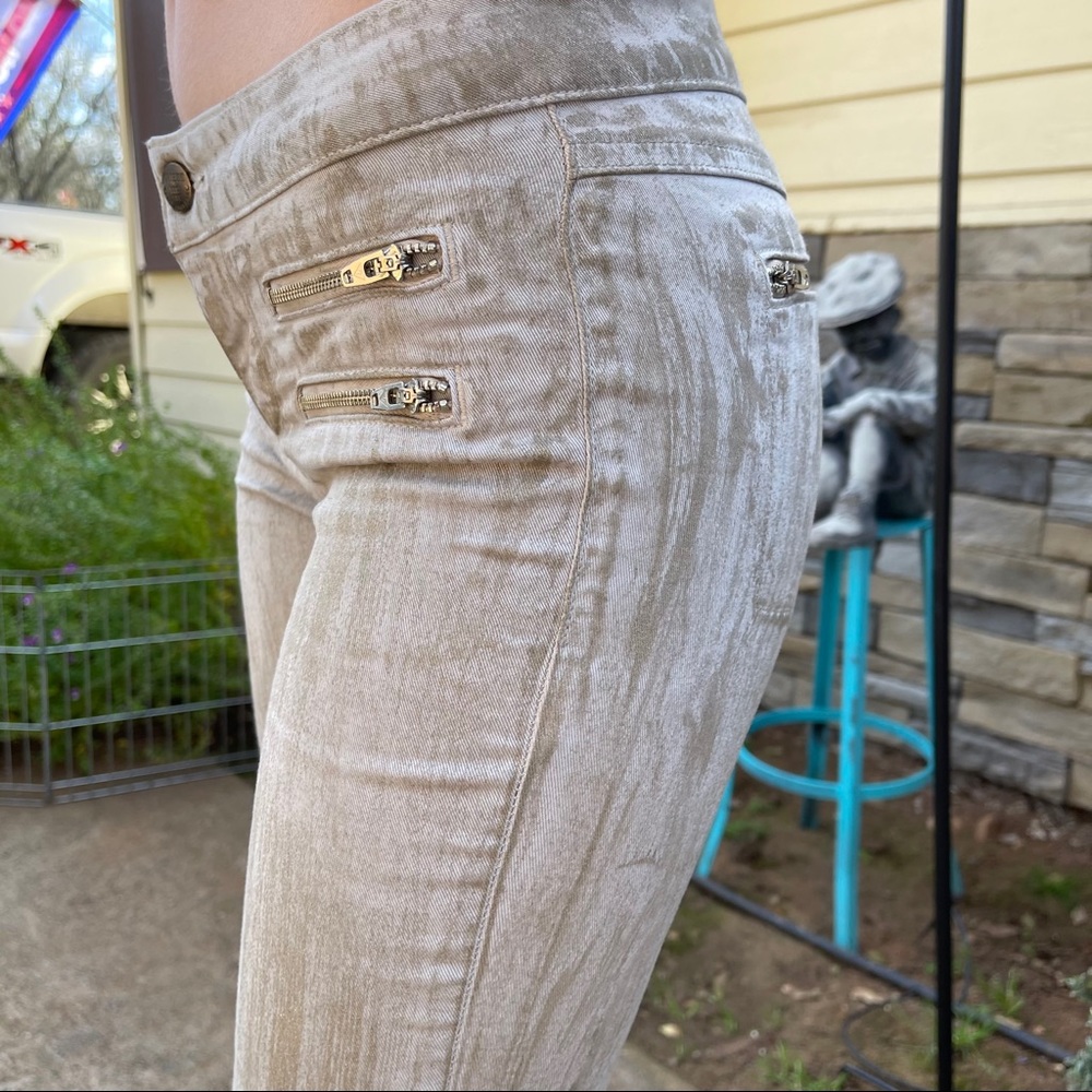 Very Cute Guess Skinny Jeans and Cream Tank Top